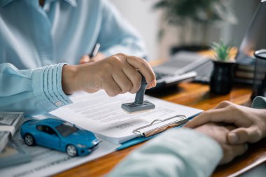 Müşteri, iş sözleşmesinde belirtilen mali anlaşmaları gözden geçirdikten sonra ipotek kredisi için onay aldı. müşteri, kredi, finans, mortgage, anlaşmalar, onay, sözleşme, anlaşma, finans, iş