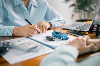 Müşteri, iş sözleşmesinde belirtilen mali anlaşmaları gözden geçirdikten sonra ipotek kredisi için onay aldı. müşteri, kredi, finans, mortgage, anlaşmalar, onay, sözleşme, anlaşma, finans, iş