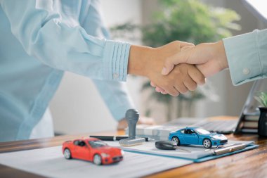 Müşteri, iş sözleşmesinde belirtilen mali anlaşmaları gözden geçirdikten sonra ipotek kredisi için onay aldı. müşteri, kredi, finans, mortgage, anlaşmalar, onay, sözleşme, anlaşma, finans, iş