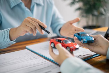 Müşteri, iş sözleşmesinde belirtilen mali anlaşmaları gözden geçirdikten sonra ipotek kredisi için onay aldı. müşteri, kredi, finans, mortgage, anlaşmalar, onay, sözleşme, anlaşma, finans, iş