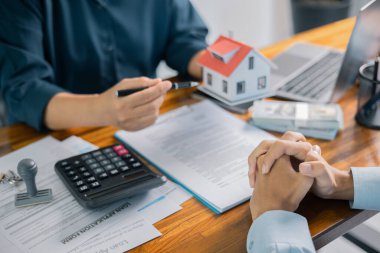 Komisyoncu, müşterinin ipotek kredisi için onay alarak yeni mülk ve eve iş yatırımına olanak sağladı. istemci, onay, kredi, mortgage, mülk, işletme, broker, yatırım, ev, ajan.