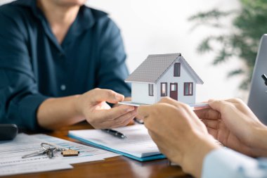 Komisyoncu, müşterinin ipotek kredisi için onay alarak yeni mülk ve eve iş yatırımına olanak sağladı. istemci, onay, kredi, mortgage, mülk, işletme, broker, yatırım, ev, ajan.