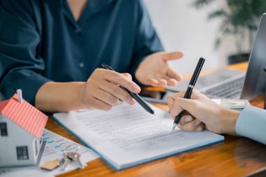 Komisyoncu, müşterinin ipotek kredisi için onay alarak yeni mülk ve eve iş yatırımına olanak sağladı. istemci, onay, kredi, mortgage, mülk, işletme, broker, yatırım, ev, ajan.
