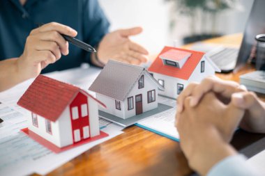 Komisyoncu, müşterinin ipotek kredisi için onay alarak yeni mülk ve eve iş yatırımına olanak sağladı. istemci, onay, kredi, mortgage, mülk, işletme, broker, yatırım, ev, ajan.