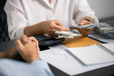 Kişi, gelecekteki ödemeler ve iş yatırımları için istikrarlı bir gelir sağlamak amacıyla maaşlarından tasarruf ederek finansmanı akıllıca yönetir. para, para, tasarruf, nakit, el, finans, finans, gelir.