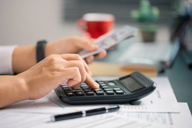 Kişi, gelecekteki ödemeler ve iş yatırımları için istikrarlı bir gelir sağlamak amacıyla maaşlarından tasarruf ederek finansmanı akıllıca yönetir. para, para, tasarruf, nakit, el, finans, finans, gelir.