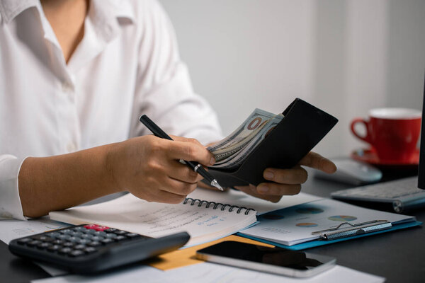 Человек мудро распоряжается финансами, экономя наличные деньги из заработной платы, чтобы обеспечить стабильный доход для будущих платежей и инвестиций в бизнес. Валюта, деньги, сбережения, наличные деньги, руки, финансы, финансы, доход.