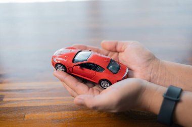 Sigorta acentesi, otomobilin finans anlaşmasını güvence altına alarak, otomobil poliçesinde hem araba hem de iş aracı sigortasını güvence altına alarak sözleşmeyi müşteriye verdi. el, sigorta, araba, iş.