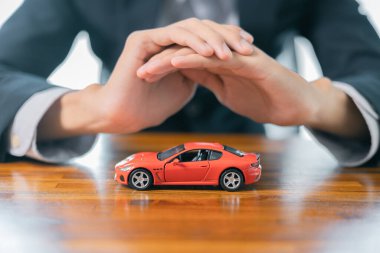 Sigorta acentesi, otomobilin finans anlaşmasını güvence altına alarak, otomobil poliçesinde hem araba hem de iş aracı sigortasını güvence altına alarak sözleşmeyi müşteriye verdi. el, sigorta, araba, iş.