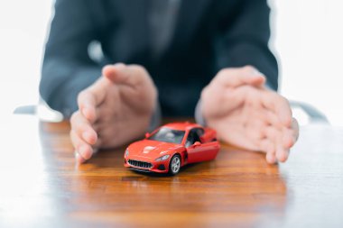 Sigorta acentesi, otomobilin finans anlaşmasını güvence altına alarak, otomobil poliçesinde hem araba hem de iş aracı sigortasını güvence altına alarak sözleşmeyi müşteriye verdi. el, sigorta, araba, iş.