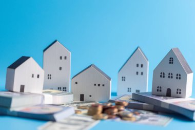 Konut kredisi kavramı, bireylerin kredi alarak ve emlak ve gayrimenkule yatırım yaparak konutlarını finanse etmelerine olanak sağlayarak, konut sektörünün merkezinde yer alıyor. gider, denge, nakit, güvenlik, kira, ödeme