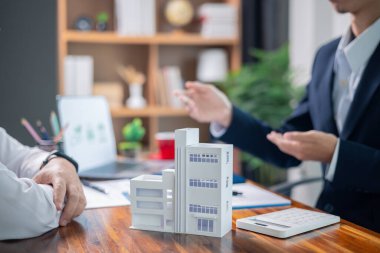 Emlakçı, emlak yatırımları, emlak piyasasıyla ilgilenen kişiler için finans ve ekonomi yönlerini vurgulamak suretiyle, gerek erkek gerekse kadın müşterilere rehberlik etti..