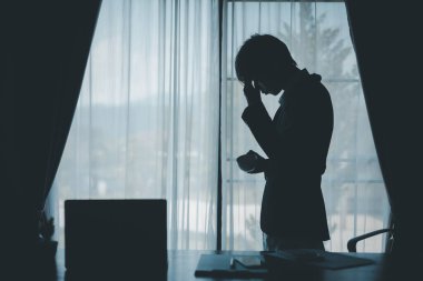 Stresli iş adamı, ofisinde çalışan uykulu adam, bilgisayarının başına oturdu, işinin ağırlığını ve işinin taleplerini hissetti. kişi, iş, iş, stres, uyku, ofis, bilgisayar, iş.