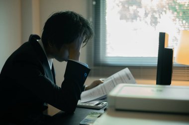 Stresli iş adamı, ofisinde çalışan uykulu adam, bilgisayarının başına oturdu, işinin ağırlığını ve işinin taleplerini hissetti. kişi, iş, iş, stres, uyku, ofis, bilgisayar, iş.