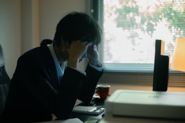 Stresli iş adamı, ofisinde çalışan uykulu adam, bilgisayarının başına oturdu, işinin ağırlığını ve işinin taleplerini hissetti. kişi, iş, iş, stres, uyku, ofis, bilgisayar, iş.