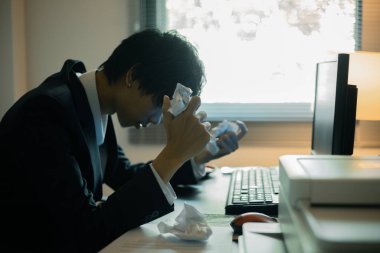 Stresli iş adamı, ofisinde çalışan uykulu adam, bilgisayarının başına oturdu, işinin ağırlığını ve işinin taleplerini hissetti. kişi, iş, iş, stres, uyku, ofis, bilgisayar, iş.