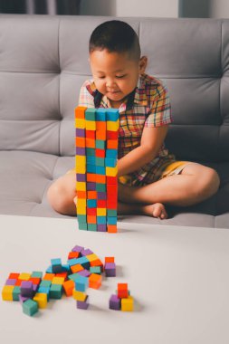 Çocuklar eğitici oyuncak bloklarıyla renkli oyunlardan hoşlanırlar, bu oyun oynamayı eğlenceli kılar, çocukluk dönemindeki gelişimlerini artırır. toplanma, yaratma, egzersiz, ilham, gelişme, uygulama.