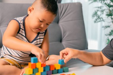 Çocuklar eğitici oyuncak bloklarıyla renkli oyunlardan hoşlanırlar, bu oyun oynamayı eğlenceli kılar, çocukluk dönemindeki gelişimlerini artırır. toplanma, yaratma, egzersiz, ilham, gelişme, uygulama.
