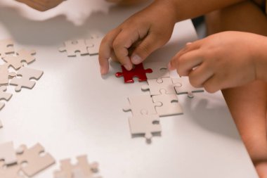 Eğitim oyunu, çocuklara yaratıcılığı, gelişmeyi ve aktif oyunu teşvik eden oyuncak bulmacaları yoluyla eğlenceli ve öğrenme olanağı sağlıyor. büyüme, yardım, insan, fikir, hayal gücü, gelişme, ilham.