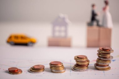 Maliye dairesi, ekonominin mevcut durumunu analiz etmek üzere bir yatırım belgesi, pazarlama grafiği ve bir muhasebe grafiği de dahil olmak üzere iş raporu hazırladı. Kredi, teftiş, para, para, modern.