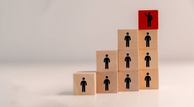 Başarılı bir yönetici, grubu doğru yönde yönlendirerek güçlü bir liderlik sergileyerek yenilikçi fikirleri takip etmeleri ve rekabetin önünde kalmaları için onlara ilham veriyor. etki, denetim, tavır.