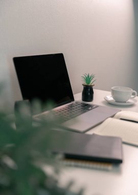Uzaktan çalışma teknolojiye dayanıyor, çalışanlar evden bilgisayar ve dizüstü bilgisayar kullanarak ağ üzerinden iletişim kuruyor ve iş yapıyorlar. konforlu, ekran, verimli, elektronik, minimalist.