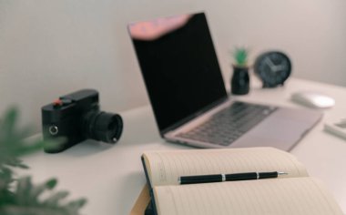 Uzaktan çalışma teknolojiye dayanıyor, çalışanlar evden bilgisayar ve dizüstü bilgisayar kullanarak ağ üzerinden iletişim kuruyor ve iş yapıyorlar. konforlu, ekran, verimli, elektronik, minimalist.