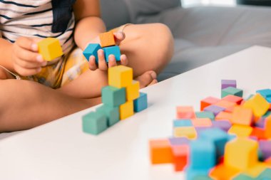 Çocuklar eğitici oyuncak bloklarıyla renkli oyunlardan hoşlanırlar, bu oyun oynamayı eğlenceli kılar, çocukluk dönemindeki gelişimlerini artırır. toplanma, yaratma, egzersiz, ilham, gelişme, uygulama.