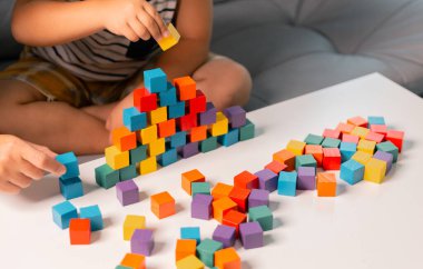 Çocuklar eğitici oyuncak bloklarıyla renkli oyunlardan hoşlanırlar, bu oyun oynamayı eğlenceli kılar, çocukluk dönemindeki gelişimlerini artırır. toplanma, yaratma, egzersiz, ilham, gelişme, uygulama.