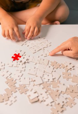Eğitim oyunu, çocuklara yaratıcılığı, gelişmeyi ve aktif oyunu teşvik eden oyuncak bulmacaları yoluyla eğlenceli ve öğrenme olanağı sağlıyor. büyüme, yardım, insan, fikir, hayal gücü, gelişme, ilham.