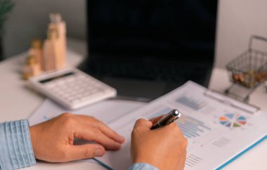 Profesyonel girişimci ve başarılı iş adamı, iş ve girişimcilik görevleri için dizüstü bilgisayarlarını kullanarak şirketlerini ofisten yönetir. ekonomi, ilham, yatırım, adım.