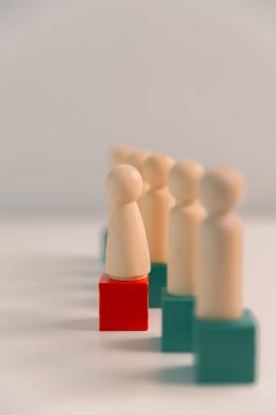 İş dünyasındaki etkin liderlik için takım olarak ortak bir fikre doğru çalışmalı, başarılı olmaları ve rekabetten uzak durmaları için onları farklı yönlere yönlendirmeliyiz. Güç, profesyonel.