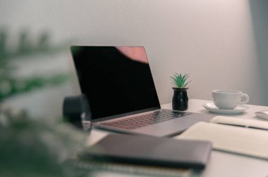 Uzaktan çalışma teknolojiye dayanıyor, çalışanlar evden bilgisayar ve dizüstü bilgisayar kullanarak ağ üzerinden iletişim kuruyor ve iş yapıyorlar. konforlu, ekran, verimli, elektronik, minimalist.