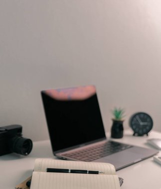 Uzaktan çalışma teknolojiye dayanıyor, çalışanlar evden bilgisayar ve dizüstü bilgisayar kullanarak ağ üzerinden iletişim kuruyor ve iş yapıyorlar. konforlu, ekran, verimli, elektronik, minimalist.