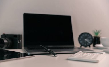 Uzaktan kumandalı ticari operasyonlar, ev ofislerinden dijital teknoloji, bilgisayar ve dizüstü bilgisayar kullanılarak sanal ortamda gerçekleştiriliyor. organizasyon, uzak, çalışan, istihdam, yönetici, not, meslek.