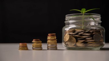 Ticarete yatırım ve akıllı para tasarrufu büyümeye, zenginliğe ve kâra yol açar, para ve sikkelerin stratejik kullanımıyla finansal kalkınmayı ve başarıyı teşvik eder. global, plan, koruma