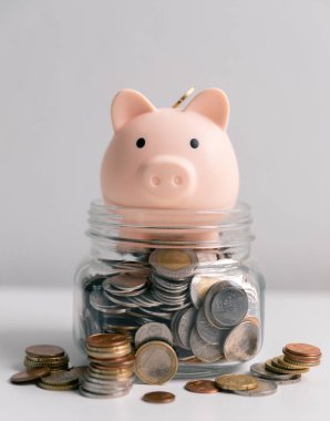 Finansmanı etkin bir şekilde yönetmek için, para, bütçe ve para birimlerini iş bankacılığı hesabına yatırmak gerekir. emeklilik, mülk, güvenlik, satış, akıllı, hazine, oyuncak, bakım, değer
