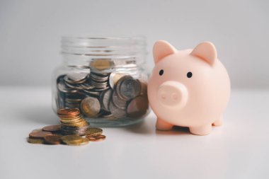 Finansmanı etkin bir şekilde yönetmek için, para, bütçe ve para birimlerini iş bankacılığı hesabına yatırmak gerekir. emeklilik, mülk, güvenlik, satış, akıllı, hazine, oyuncak, bakım, değer