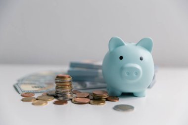Finansmanı etkin bir şekilde yönetmek için, para, bütçe ve para birimlerini iş bankacılığı hesabına yatırmak gerekir. emeklilik, mülk, güvenlik, satış, akıllı, hazine, oyuncak, bakım, değer