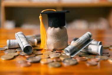 Para biriktirmek ve yurtdışında eğitime yatırım yapmak, masraflara rağmen gelecekte başarıya yol açarak değerli öğrenme ve mali büyümenin önünü açabilir. motivasyon, strateji, analiz, hırs, tavsiye