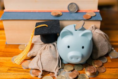 Para biriktirmek ve yurtdışında eğitime yatırım yapmak, masraflara rağmen gelecekte başarıya yol açarak değerli öğrenme ve mali büyümenin önünü açabilir. motivasyon, strateji, analiz, hırs, tavsiye