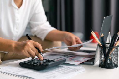 Mali belgelerin incelenmesi işletme sahibi, dikkatli para yönetimi ve bankacılık uygulamalarının seyrüsefer ekonomisi için hayati önem taşıdığını anlayarak, tüm gelir ve vergi kayıtlarının doğru olmasını sağladı..