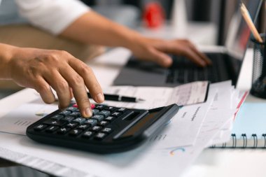 Mali belgelerin incelenmesi işletme sahibi, dikkatli para yönetimi ve bankacılık uygulamalarının seyrüsefer ekonomisi için hayati önem taşıdığını anlayarak, tüm gelir ve vergi kayıtlarının doğru olmasını sağladı..