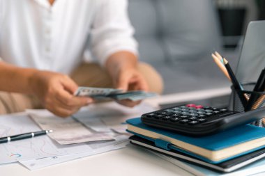 Mali belgeleri ve evrakları inceledikten sonra, gelirinin büyük oranda iadesini umarak, dosyalamadan önce her vergi indirimini dikkatlice hesapladı. faiz, yönetici, ödeme, plan, hazırlık, IRS