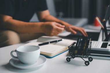 Kadın, bilgisayarını kullanarak online eşyalar satın aldı, çeşitli e-iş platformları üzerinden dijital alışveriş kolaylığı sağlayarak, kredi kartıyla düzenli alışverişler yaptı. Satmak, para