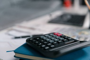 Mali belgeleri ve evrakları inceledikten sonra, gelirinin büyük oranda iadesini umarak, dosyalamadan önce her vergi indirimini dikkatlice hesapladı. faiz, yönetici, ödeme, plan, hazırlık, IRS