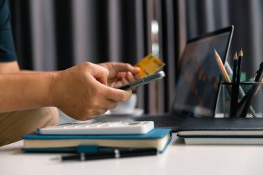 Kadın, bilgisayarını kullanarak online eşyalar satın aldı, çeşitli e-iş platformları üzerinden dijital alışveriş kolaylığı sağlayarak, kredi kartıyla düzenli alışverişler yaptı. Satmak, para