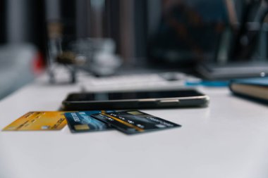 Sanal alemde, e-ticaret ticarette devrim yarattı, insanların online alışveriş ve dijital mağazalar aracılığıyla ürün satın almalarına ve almalarına izin vererek, şirketlerin satışlarını önemli ölçüde artırdı. harcamak