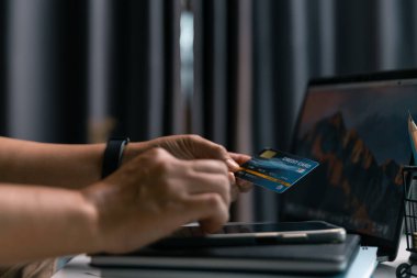 Kadın, bilgisayarını kullanarak online eşyalar satın aldı, çeşitli e-iş platformları üzerinden dijital alışveriş kolaylığı sağlayarak, kredi kartıyla düzenli alışverişler yaptı. Satmak, para