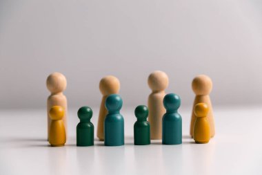 Arkadaşların yüzleri etnik çeşitlilik, kabul ve bireysellik, etnik gruplar arasında işbirliği ve istihdam olanaklarını teşvik etme de dahil olmak üzere kültürel çeşitliliği soyut bir biçimde yansıtıyor..